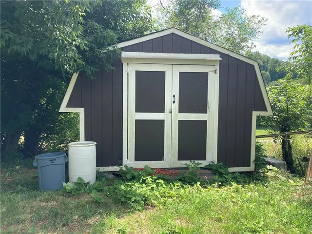 an outdoor view of house