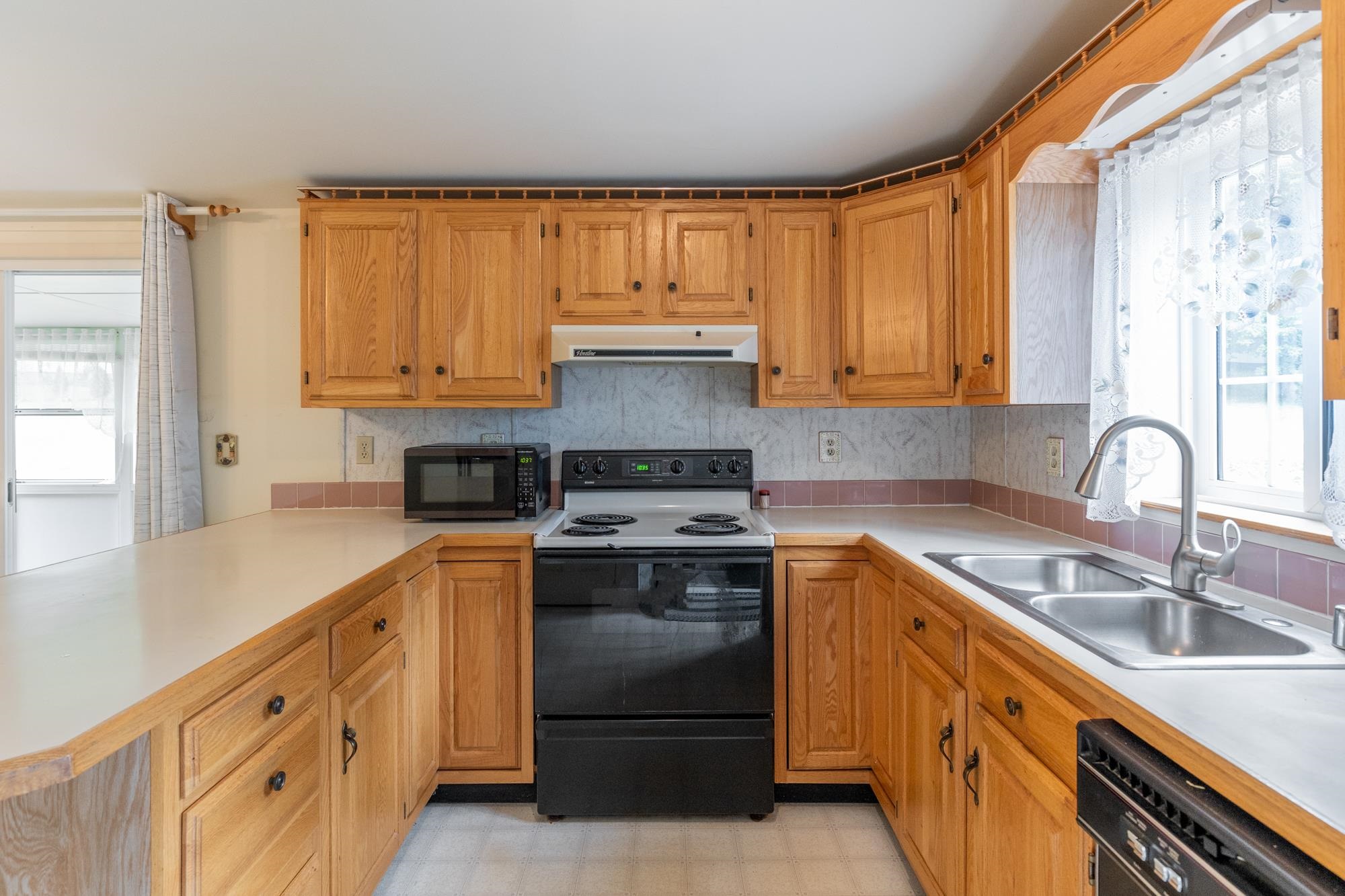 223 Stonehill Road Williston, VT 05495 - Photo 7 of 40 Gallery Image 7