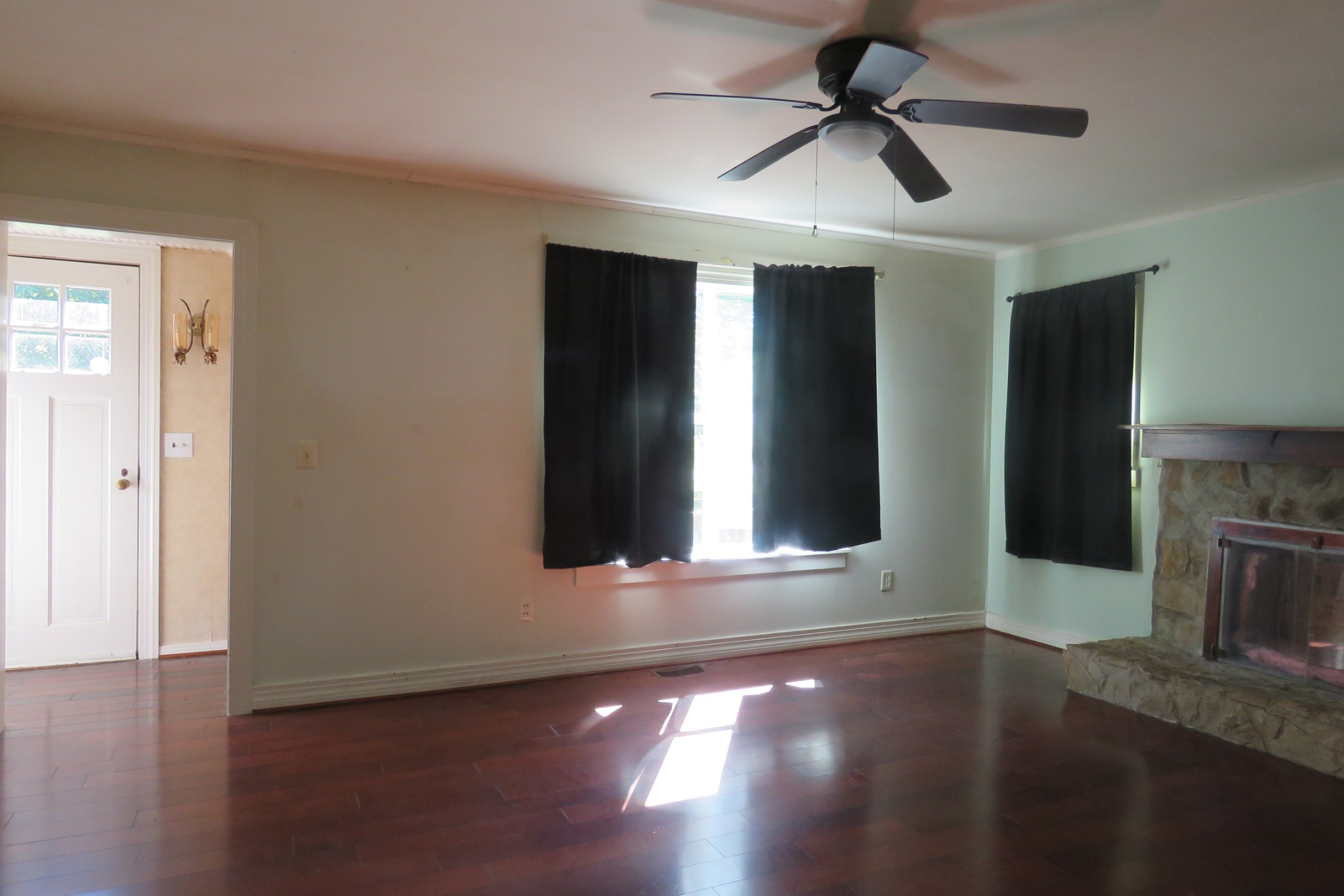 169 Dyer Ridge Road Baxter, TN 38544 - Photo 3 of 25 a view of a livingroom with wooden floor and a ceiling fan