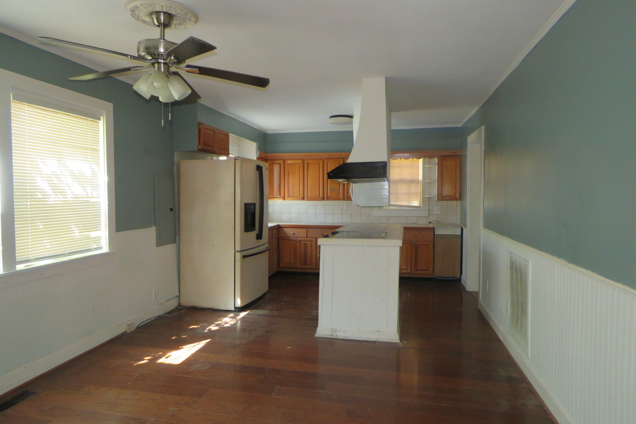169 Dyer Ridge Road Baxter, TN 38544 - Photo 4 of 25 a kitchen with a refrigerator and a sink