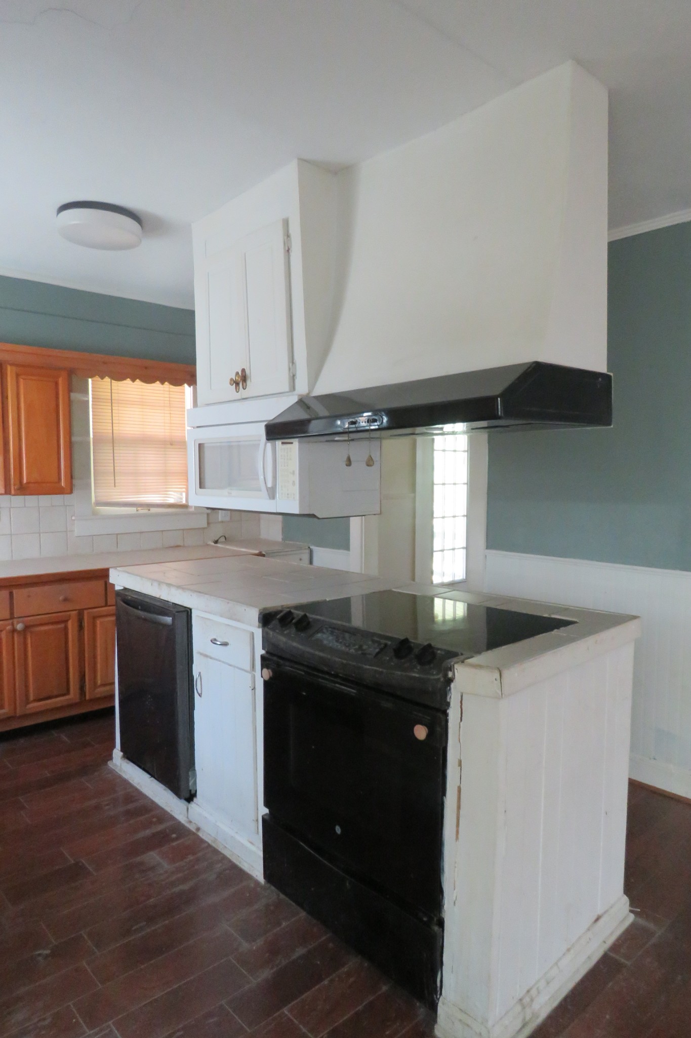 169 Dyer Ridge Road Baxter, TN 38544 - Photo 5 of 25 a kitchen with granite countertop a sink a stove and cabinets