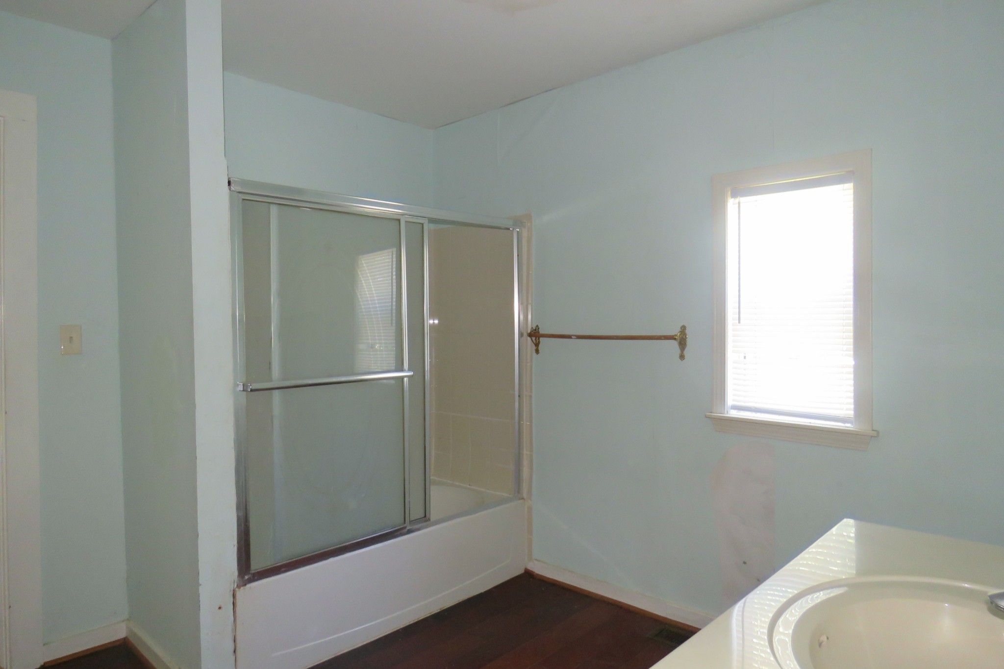 169 Dyer Ridge Road Baxter, TN 38544 - Photo 9 of 25 a bathroom with a bathtub