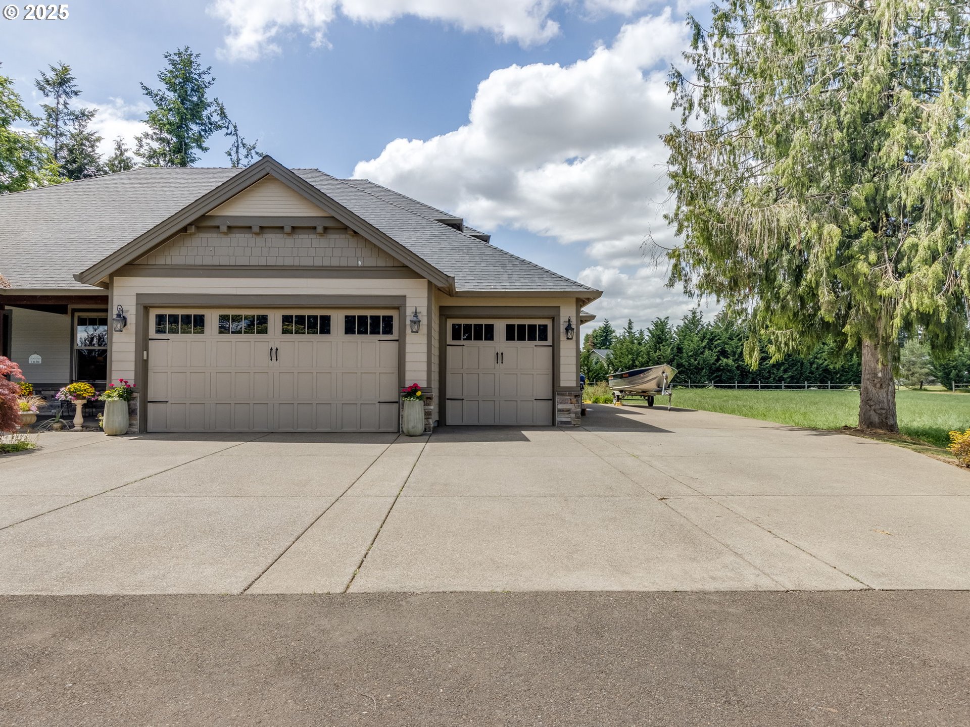 20321 Olmstead Road Northeast Aurora, OR 97002 - Photo 4 of 45 a view of entrance gate of a house