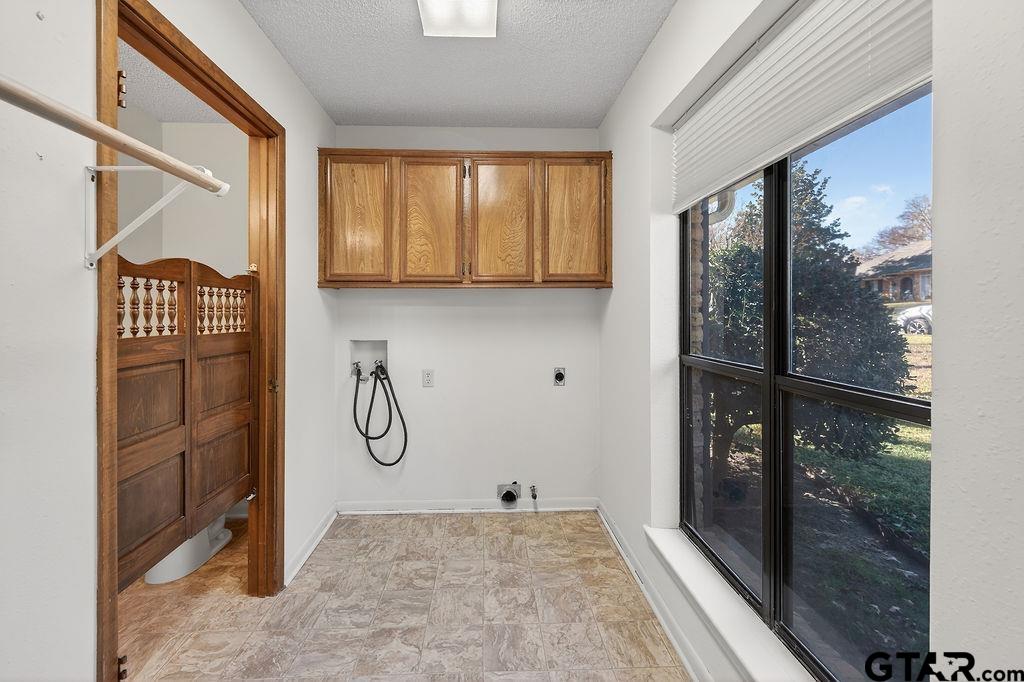 1111 Hillside Drive Athens, TX 75751 - Photo 19 of 20 a view of room with window and closet