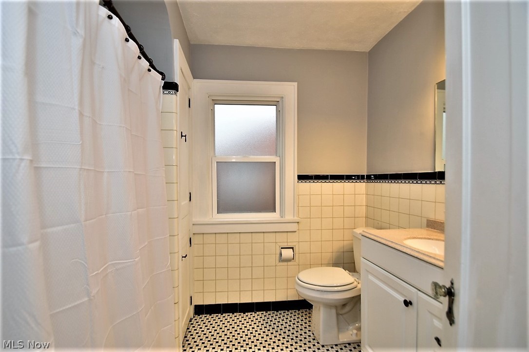 2184 Barrington Road Cleveland, OH 44118 - Photo 9 of 11 Bath on 2nd