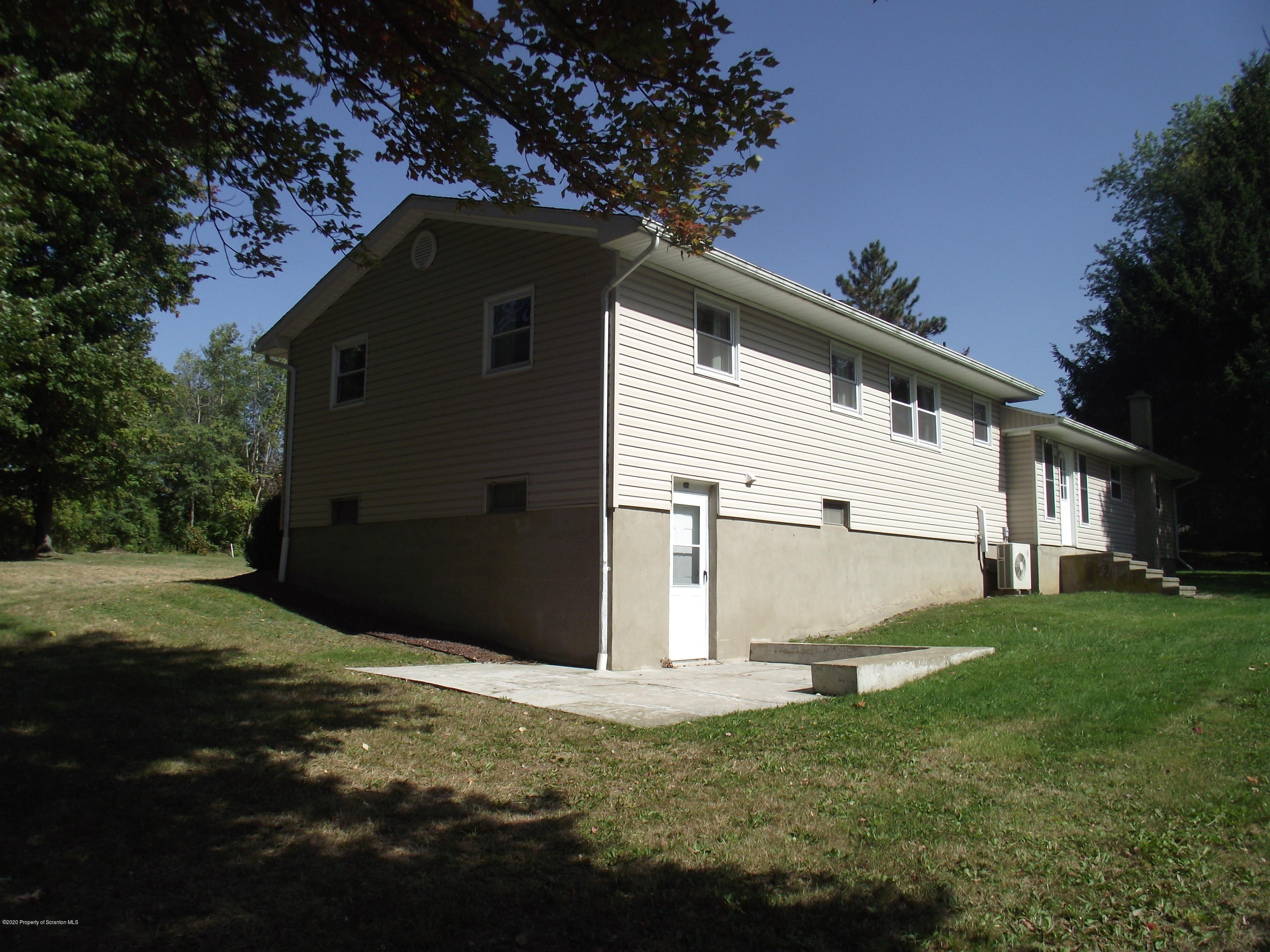 1639 Falls Road Clarks Summit, PA 18411 - Photo 5 of 23 Gallery Image 5