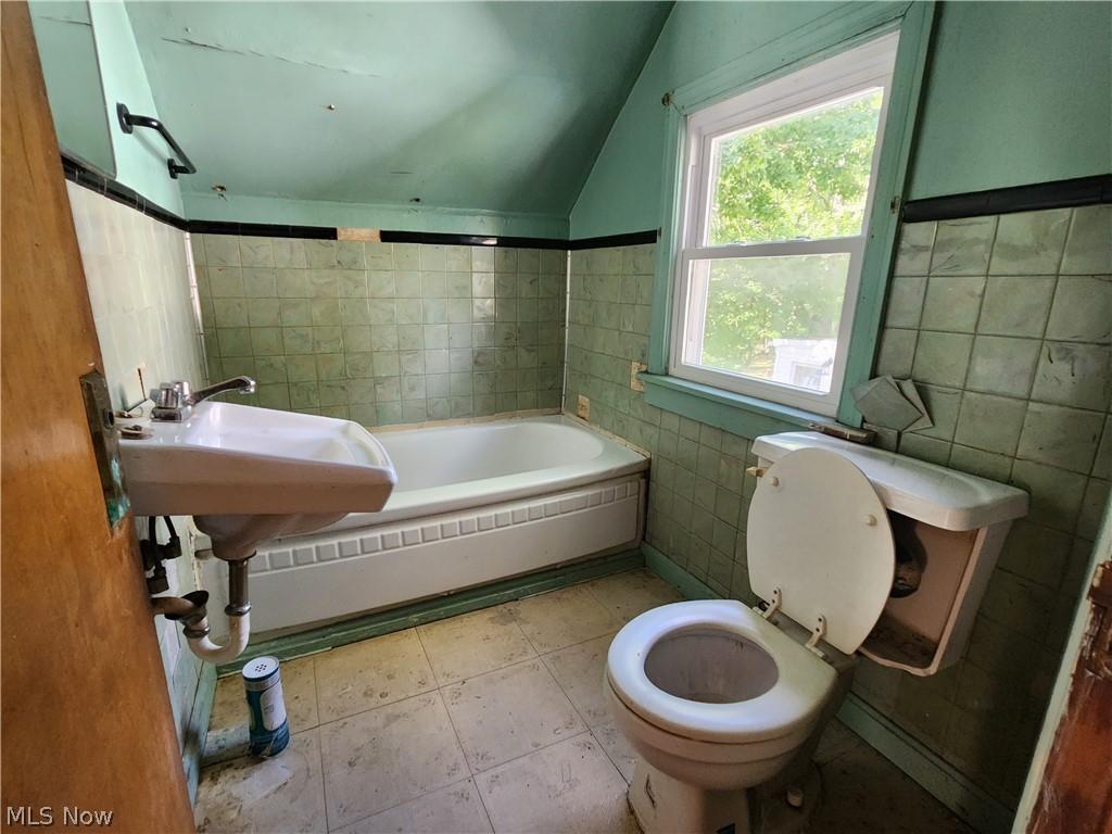 4900 Warren - Sharon Road Vienna, OH 44473 - Photo 14 of 25 2nd floor bathroom