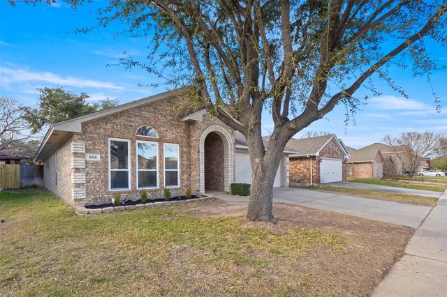 $310,000 | 908 Churchhill Drive, Saginaw, TX 76131