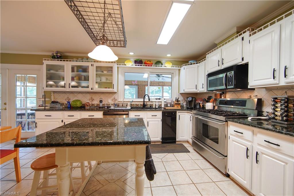 5376 Bunch Road Summerfield, NC 27358 - Photo 8 of 45 Sprawling eat-in kitchen!