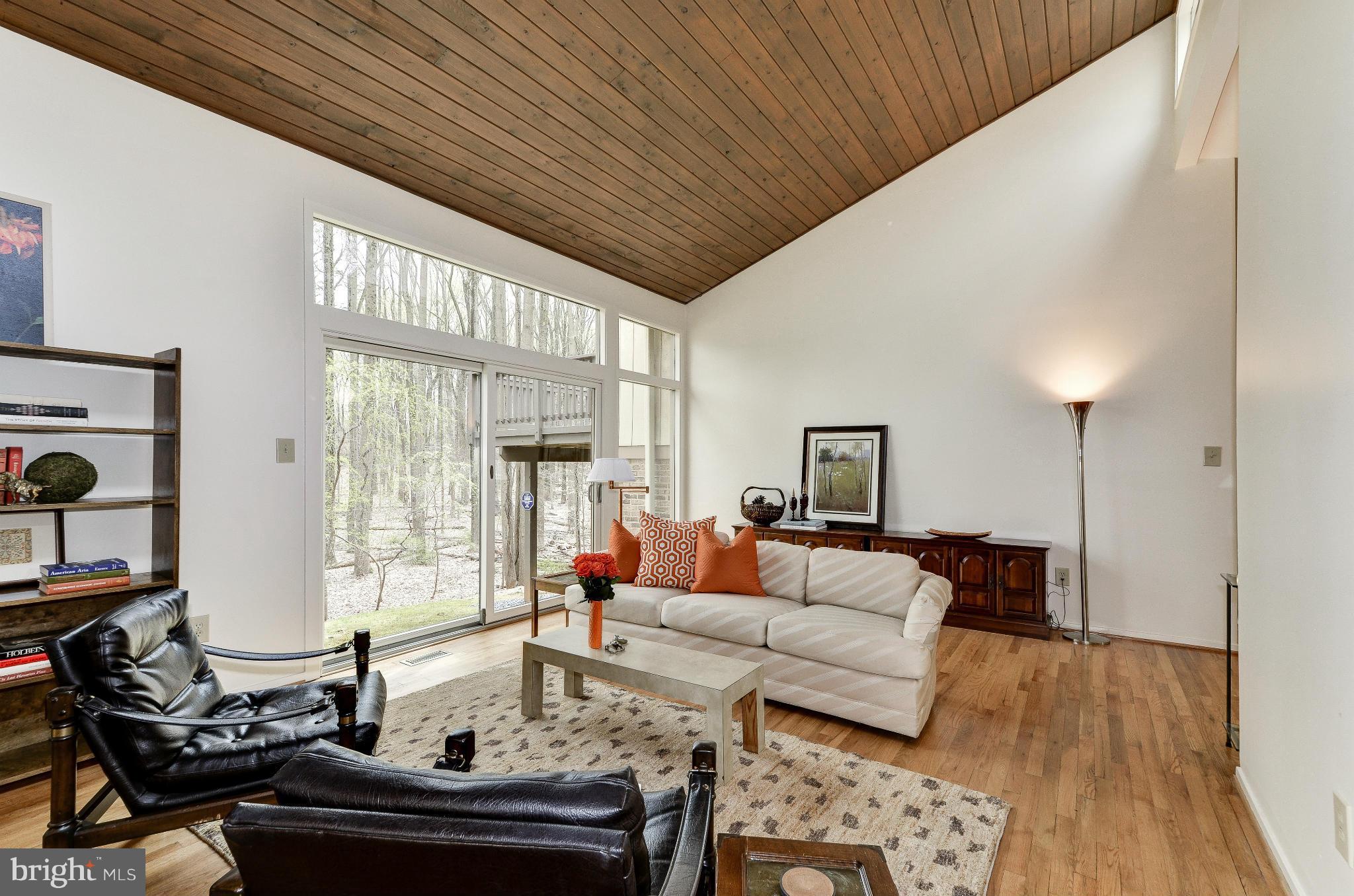 10104 Lloyd Road Potomac, MD 20854 - Photo 5 of 23 Living Room