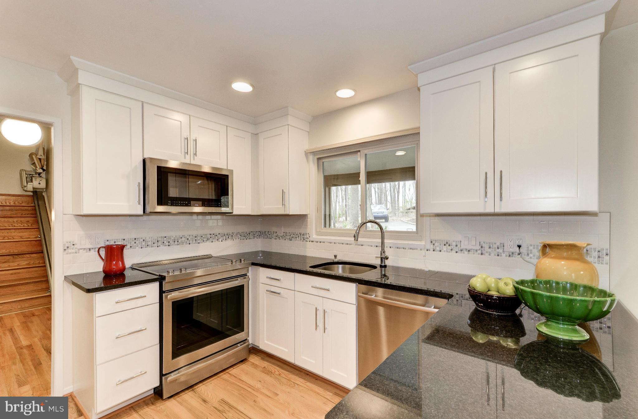 10104 Lloyd Road Potomac, MD 20854 - Photo 8 of 23 Kitchen