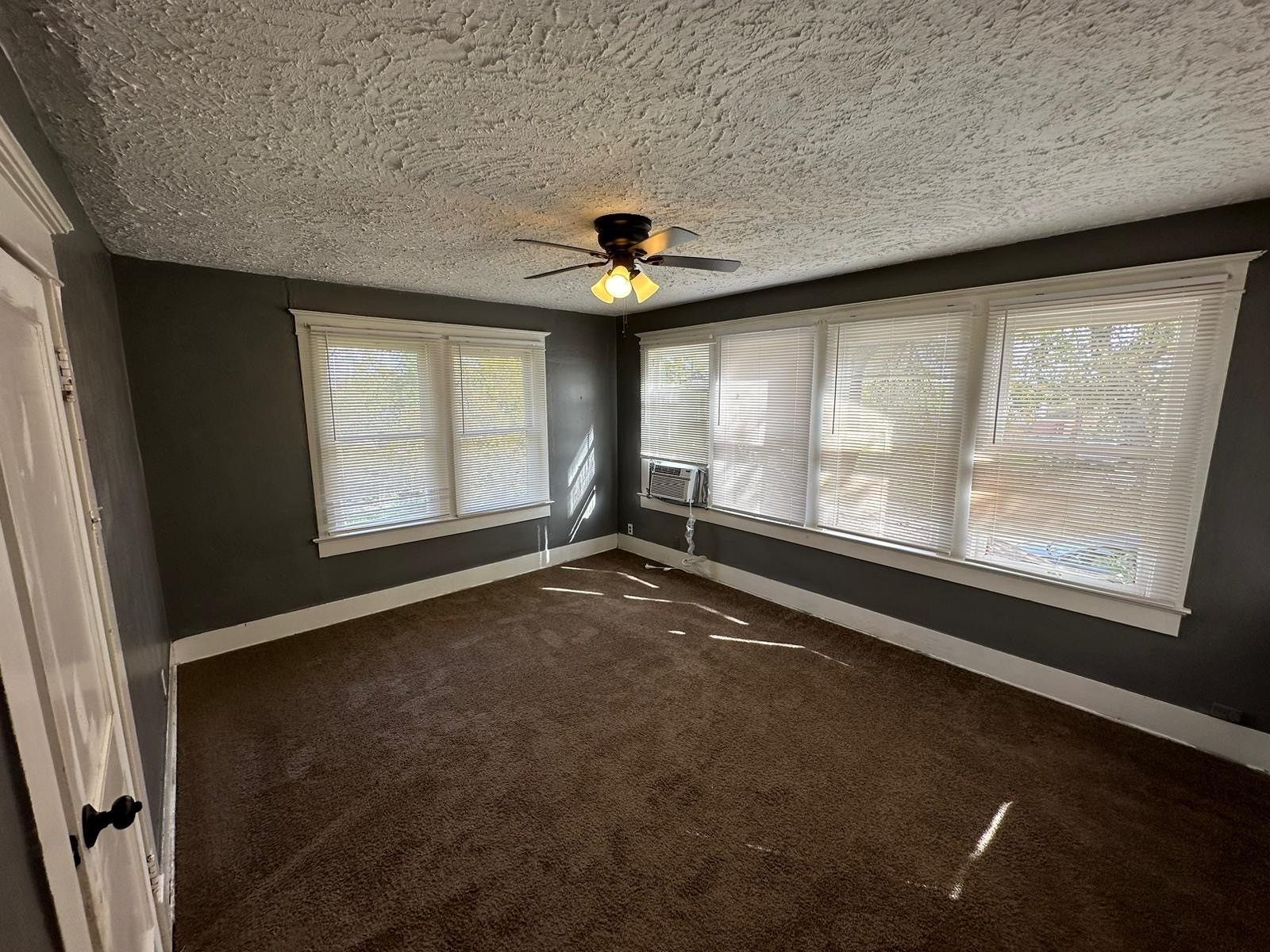 6818 Stearns Street Houston, TX 77021 - Photo 8 of 18 an empty room with windows and closet