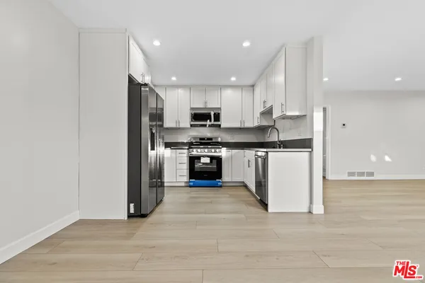 $3,200 | 330 East Dryden Street, Unit 18, Glendale, CA 91207