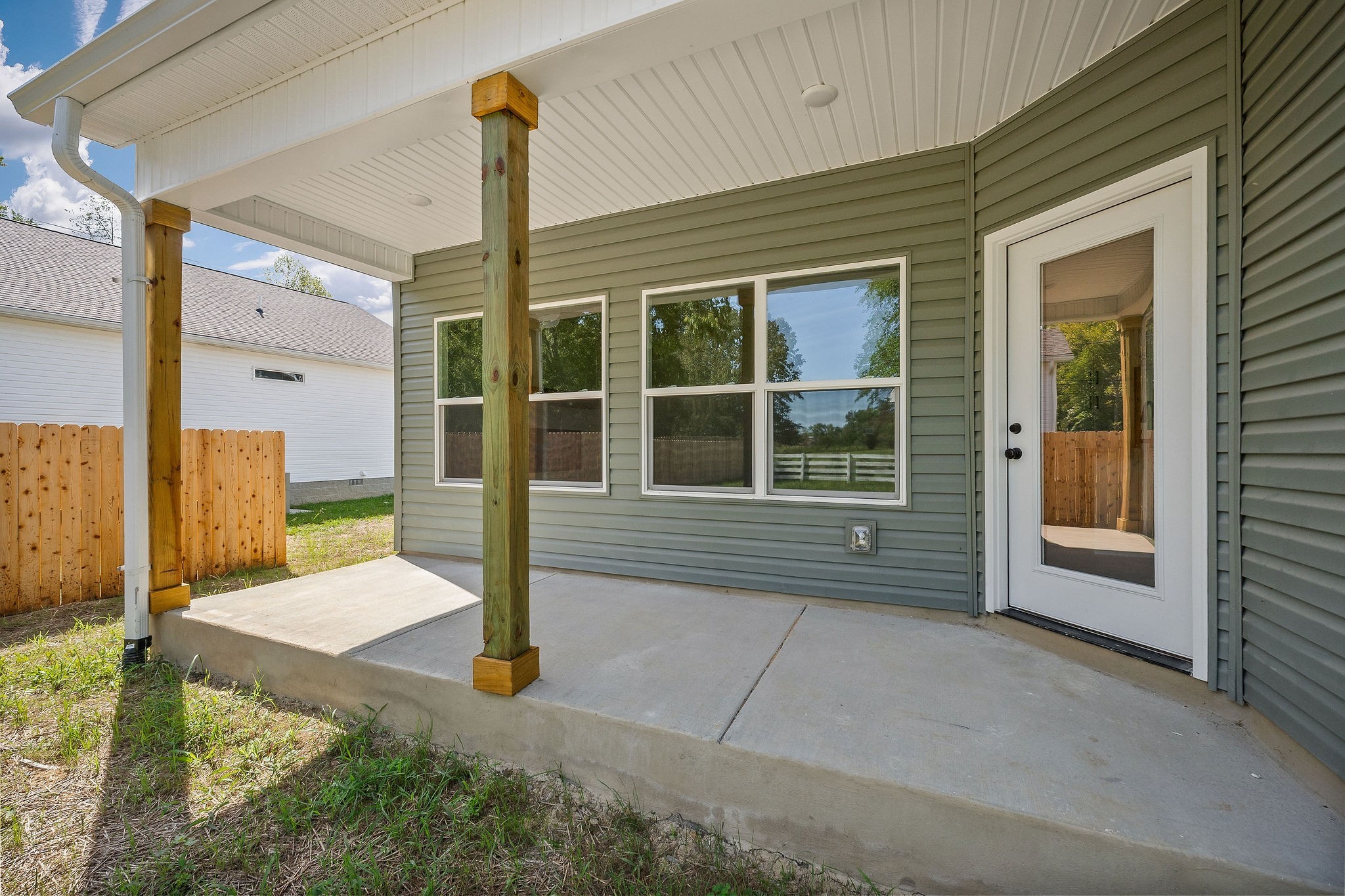 105 Reece Road Baxter, TN 38544 - Photo 32 of 33 a view of the entrance of the house