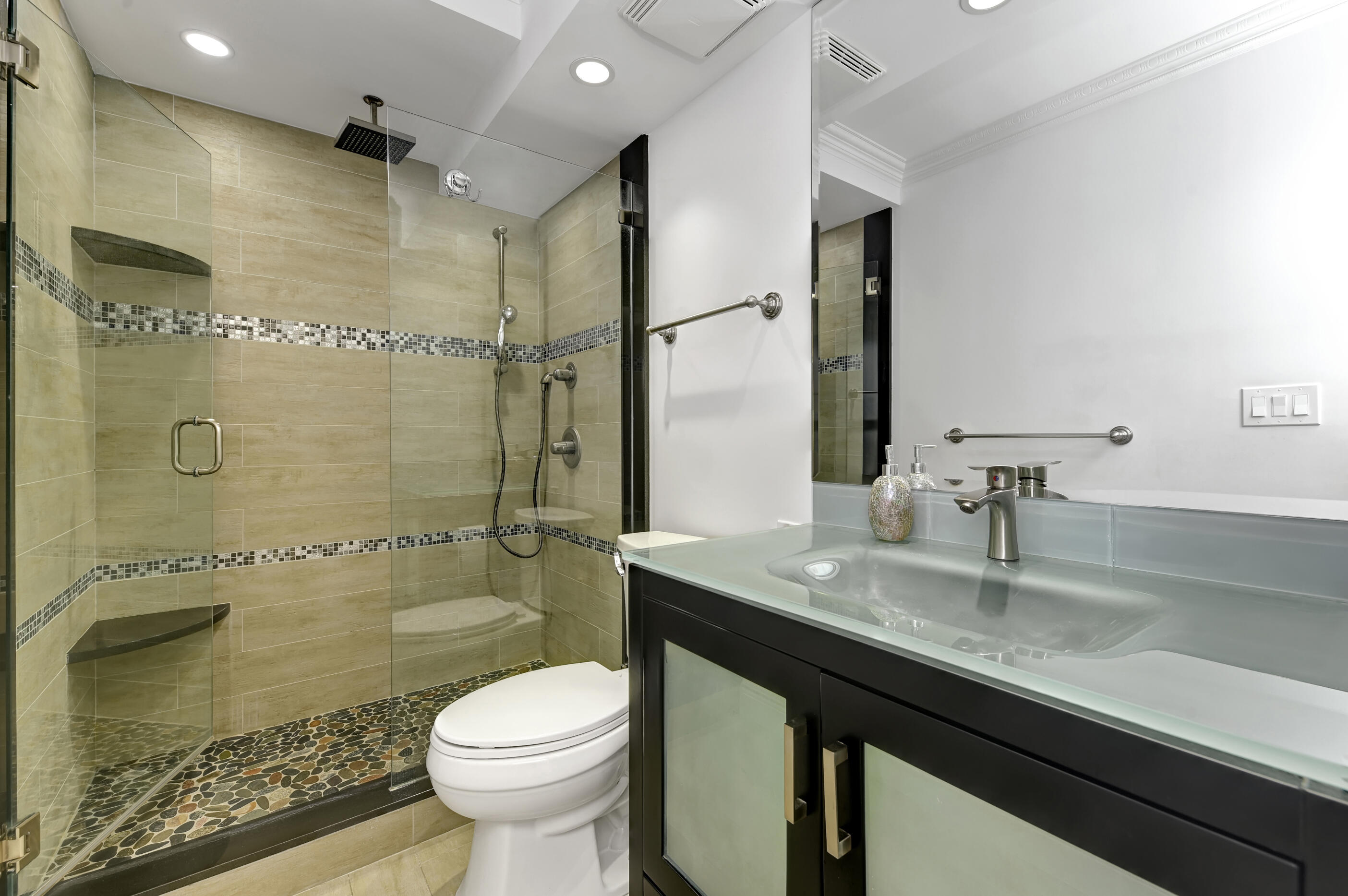 3000 South Ocean Boulevard, Unit 804 Boca Raton, FL 33432 - Photo 14 of 18 Second Full Bathroom