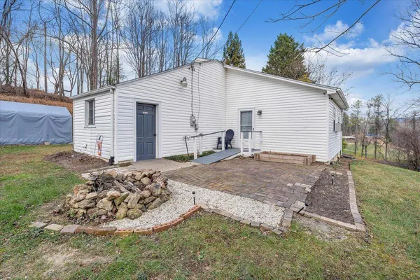 a view of a backyard