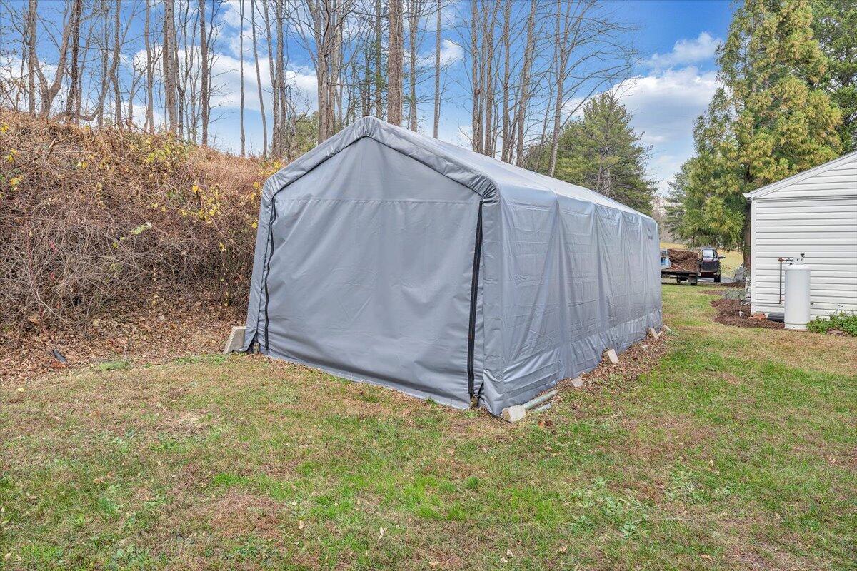 7346 Old Mill Road Roanoke, VA 24018 - Photo 37 of 48 a backyard of a house