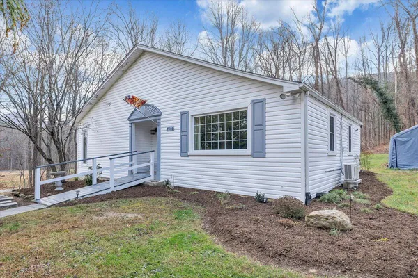 a view of a house with a yard