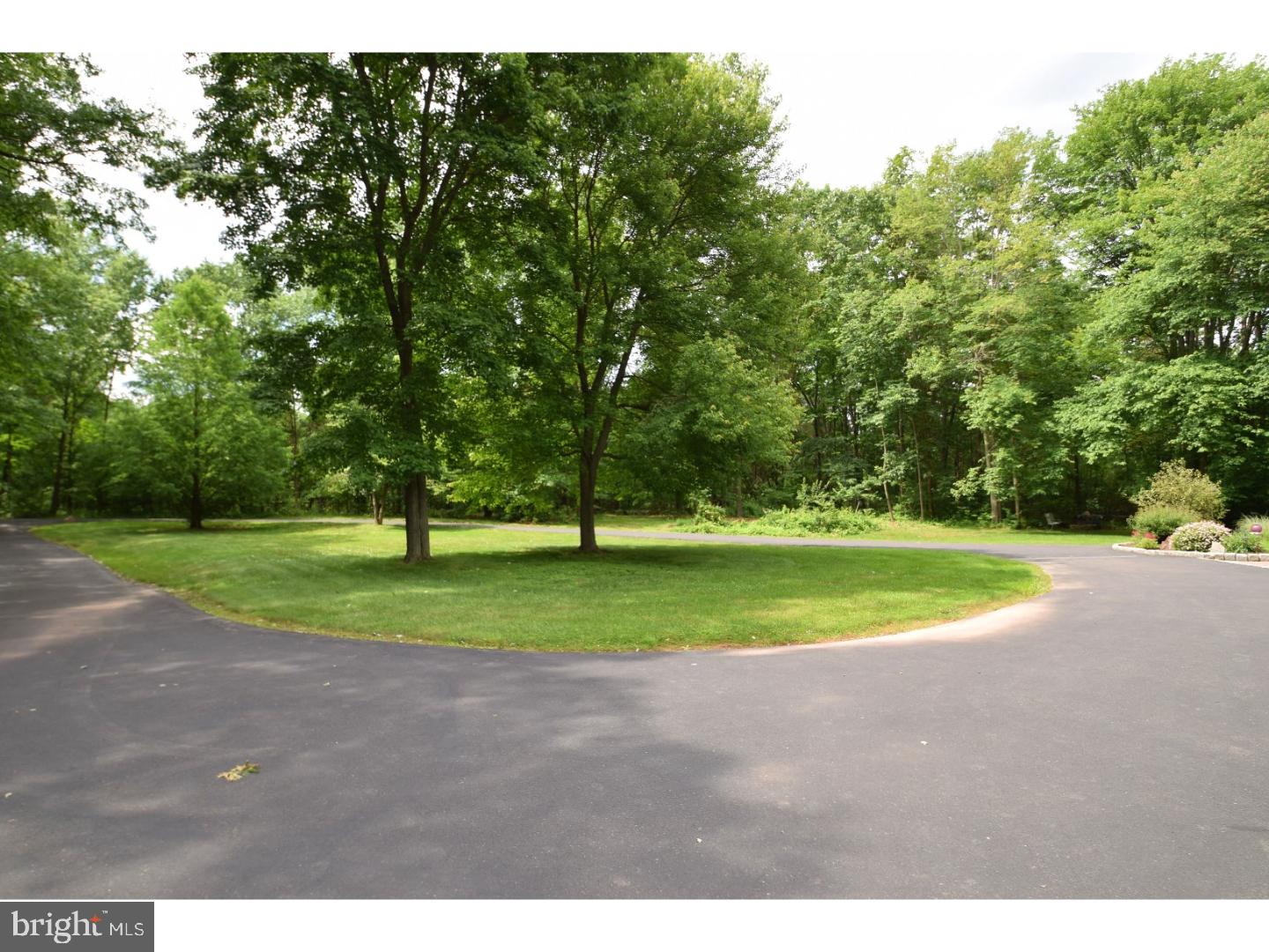 860 Store Road Harleysville, PA 19438 - Photo 2 of 25 Driveway
