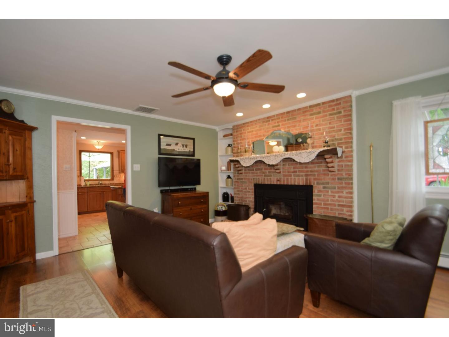 860 Store Road Harleysville, PA 19438 - Photo 9 of 25 Family Room