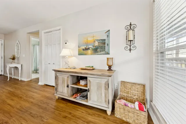 a view of a livingroom with furniture and a ceiling fan