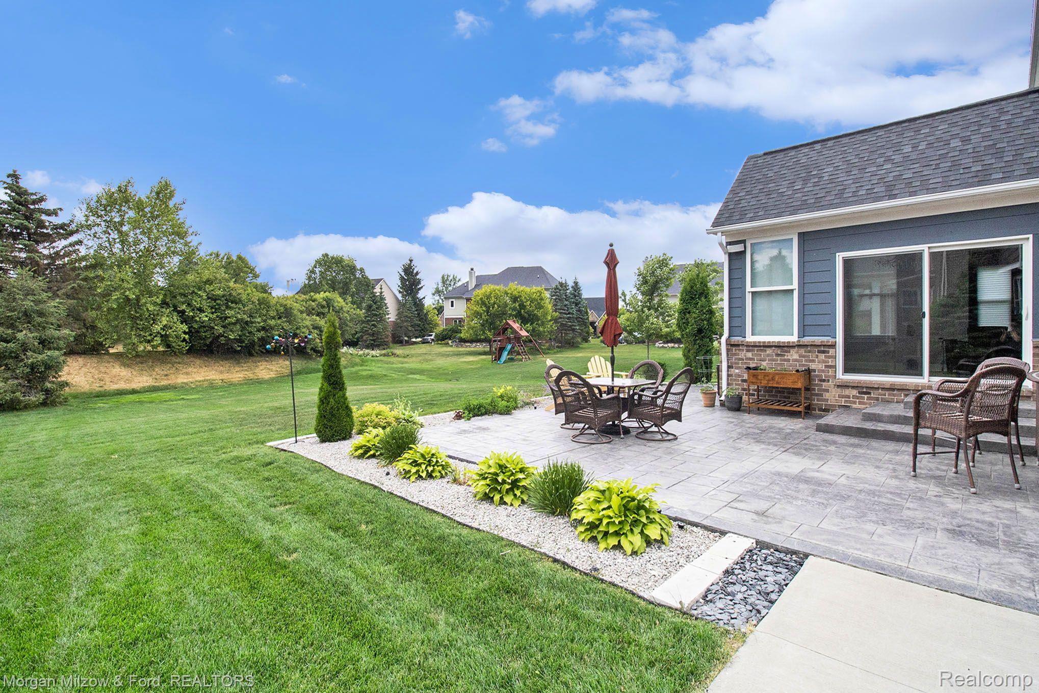 4557 Oakhurst Ridge Road Clarkston, MI 48348 - Photo 26 of 42 Picture perfect & private backyard