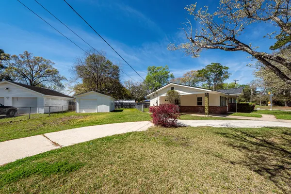 $2,400 | 903 Yorktown Drive, Charleston, SC 29412