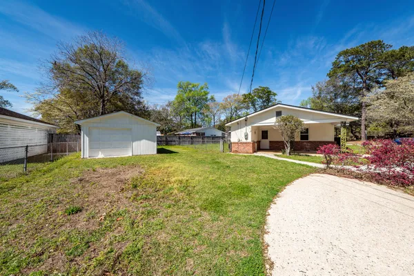 $2,400 | 903 Yorktown Drive, Charleston, SC 29412