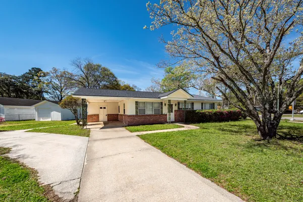 $2,400 | 903 Yorktown Drive, Charleston, SC 29412