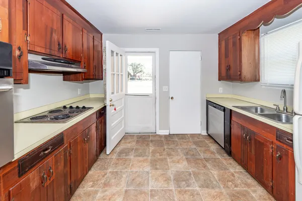 $2,400 | 903 Yorktown Drive, Charleston, SC 29412