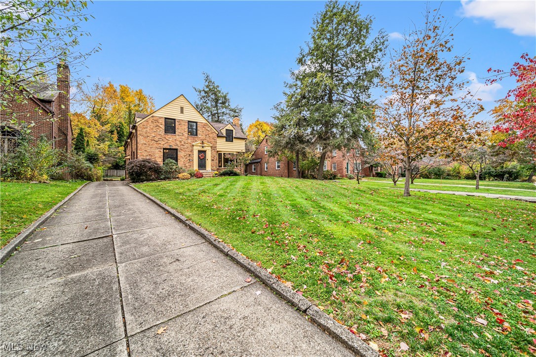 View of front facade featuring a front yard