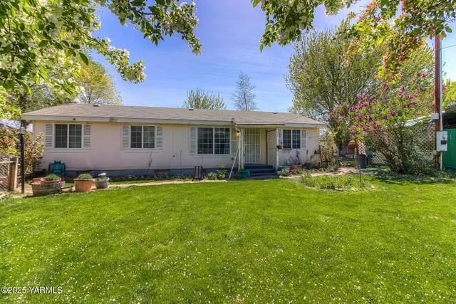 a view of a house with a yard