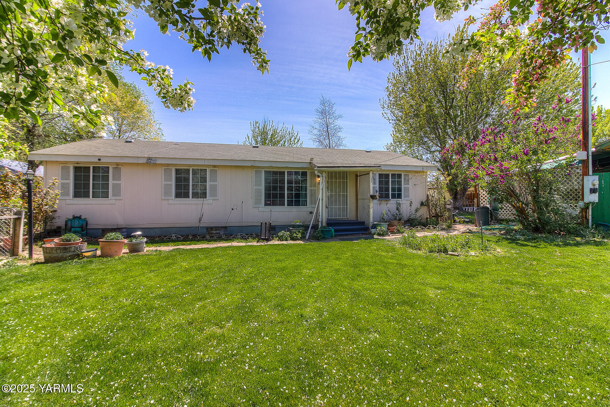 10608 Hackett Road Yakima, WA 98903 - Photo 2 of 40 a view of a house with a yard