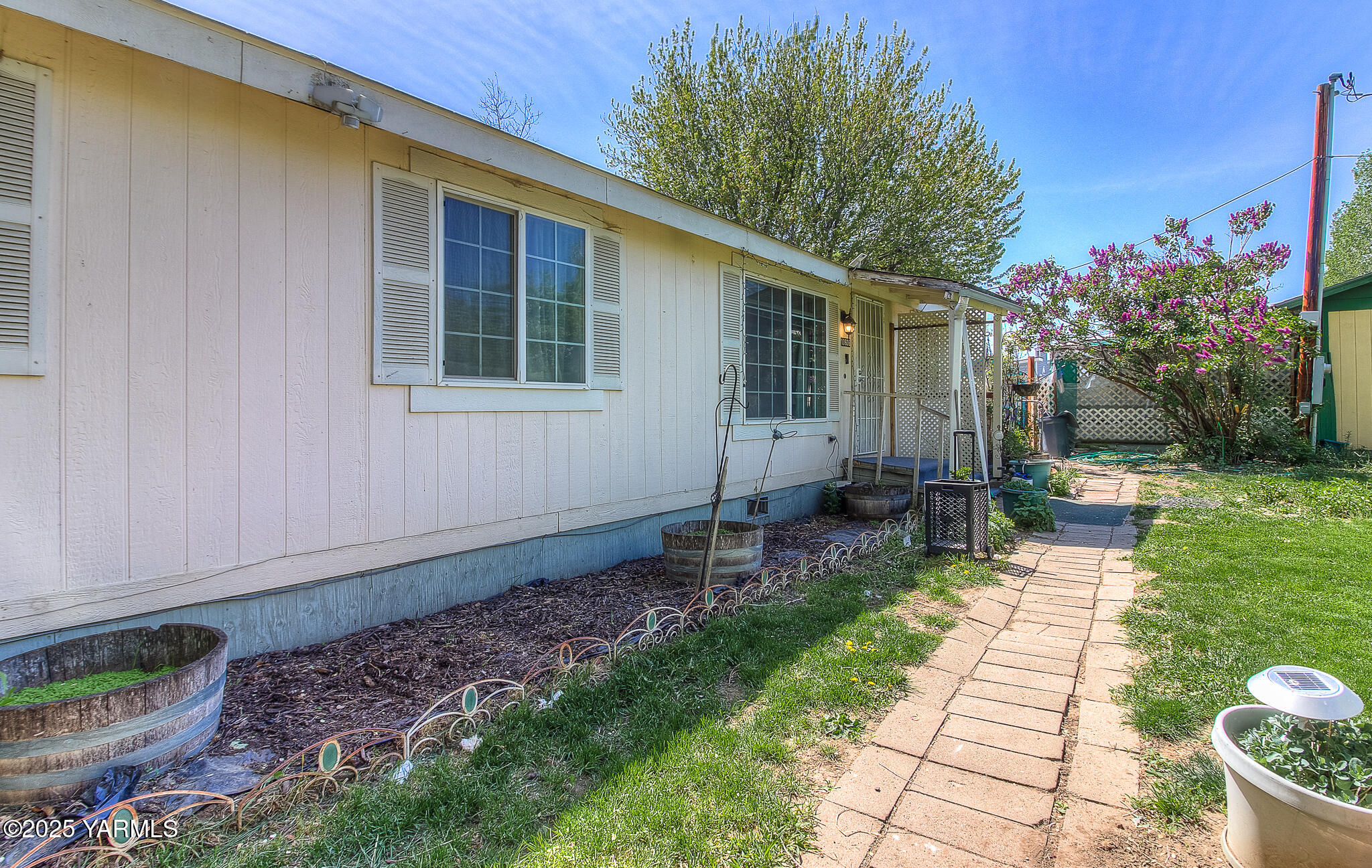 10608 Hackett Road Yakima, WA 98903 - Photo 27 of 40 a backyard of a house with outdoor seating