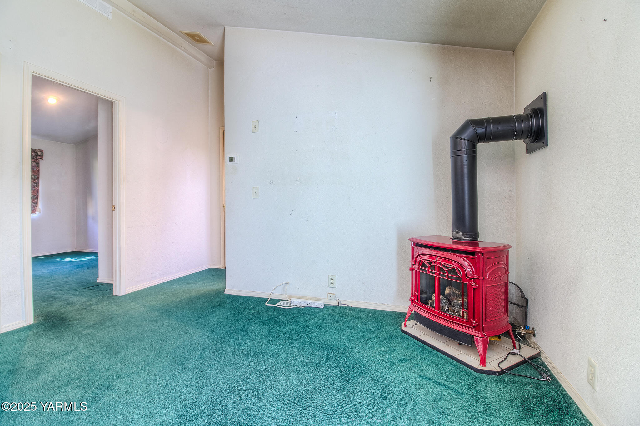 10608 Hackett Road Yakima, WA 98903 - Photo 35 of 40 a view of a room with door