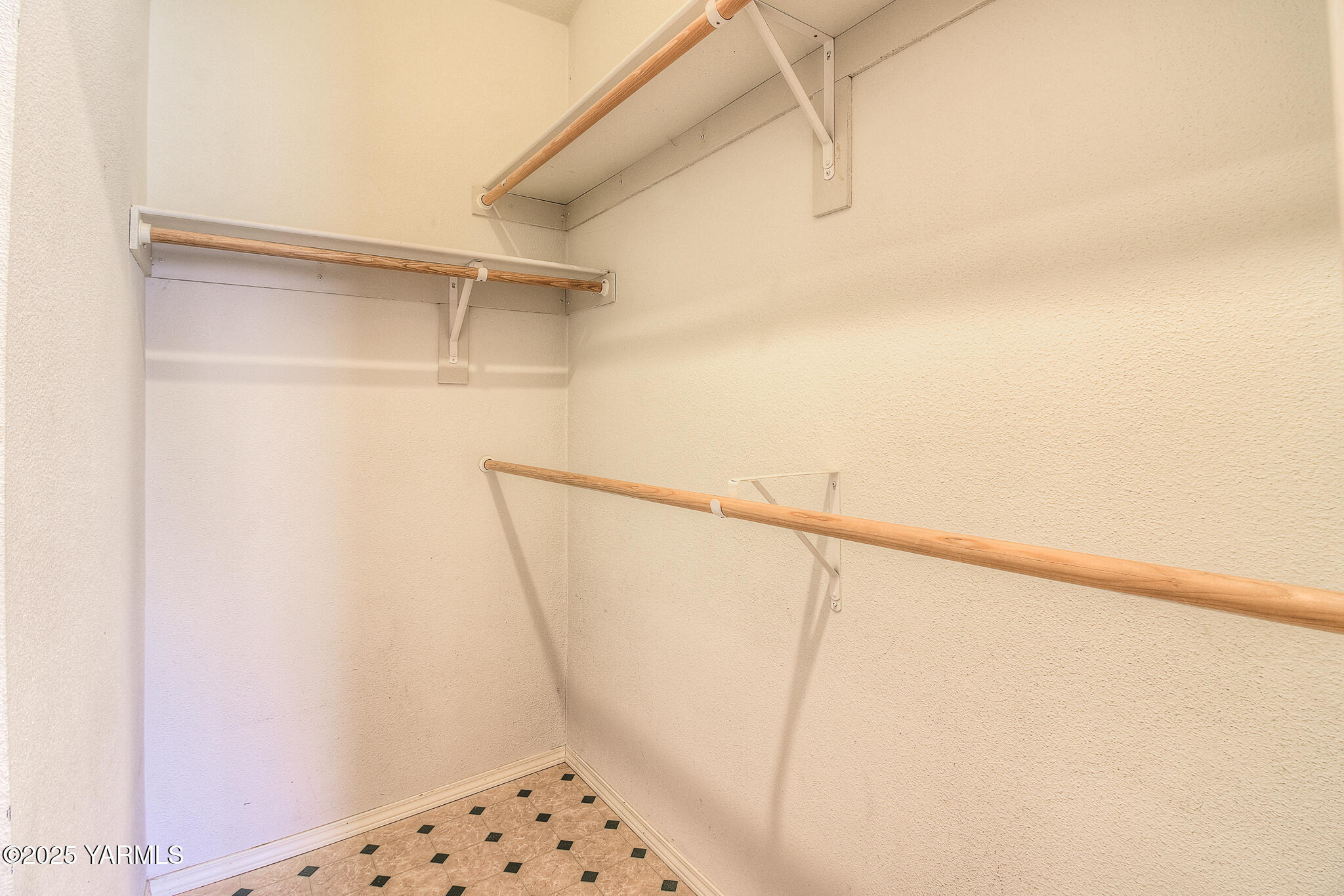 10608 Hackett Road Yakima, WA 98903 - Photo 37 of 40 a bathroom with a shower