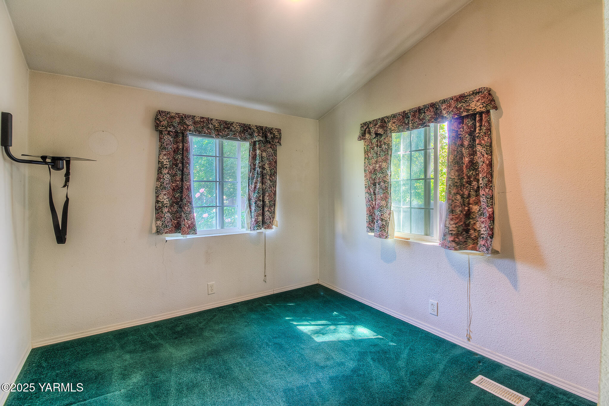 10608 Hackett Road Yakima, WA 98903 - Photo 39 of 40 a view of an empty room with window
