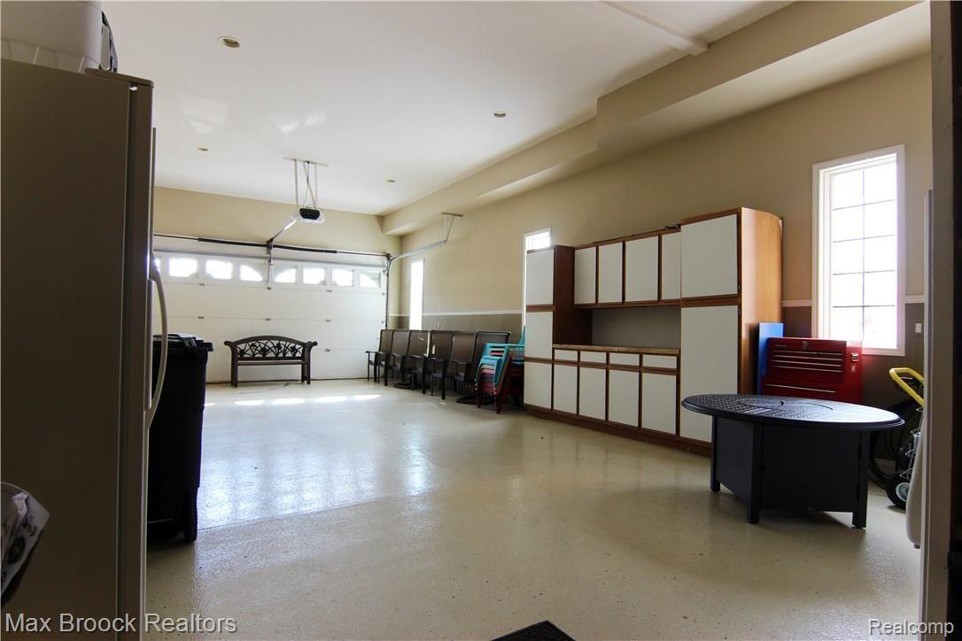 7060 Hatchery Road Waterford, MI 48327 - Photo 31 of 39 Garage.jpg