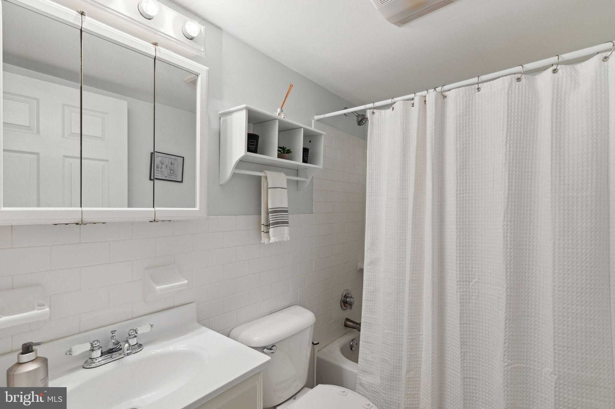 3634 Stanton Street Philadelphia, PA 19129 - Photo 17 of 25 2nd floor full bath