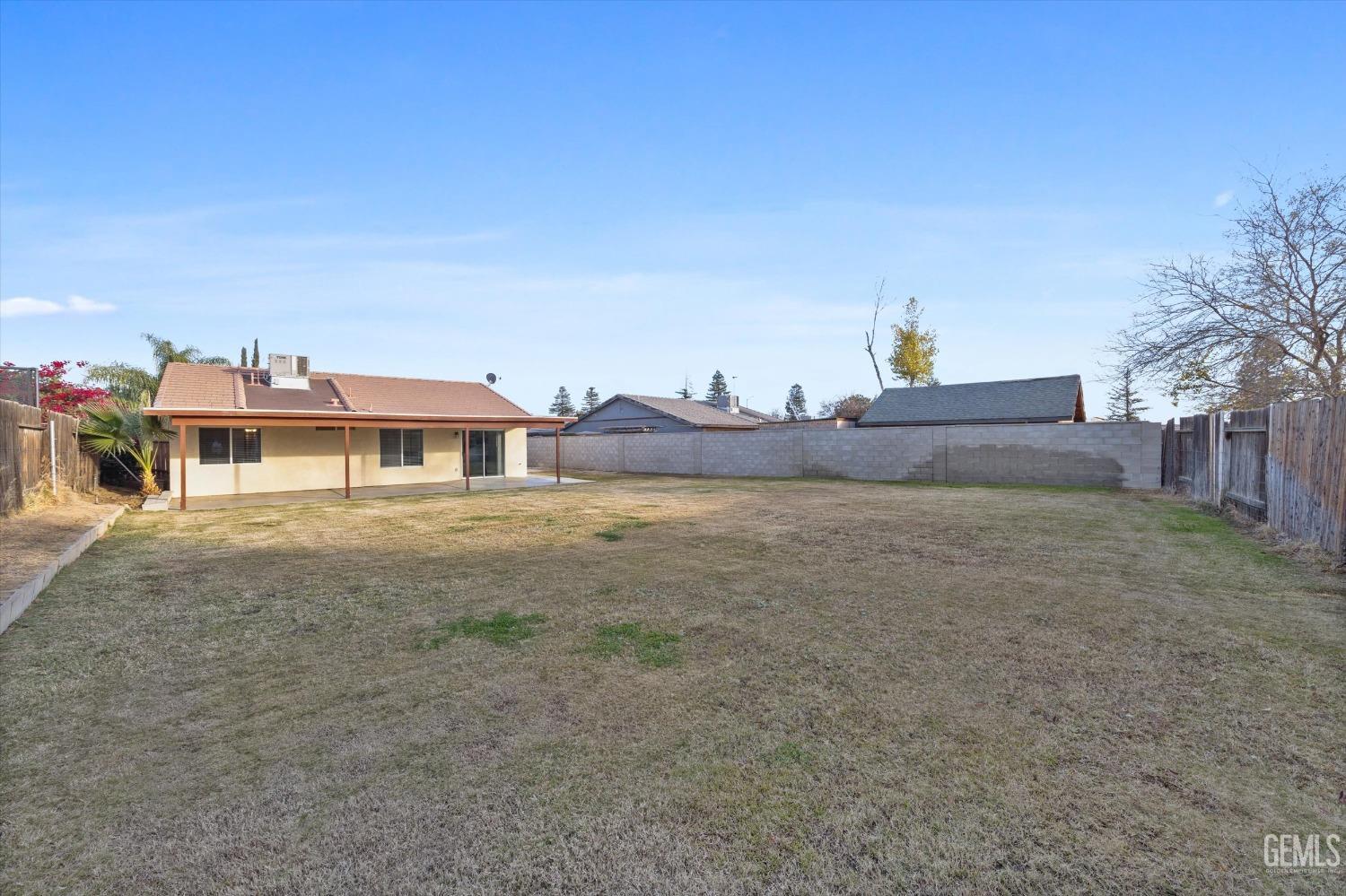 Undisclosed Address Bakersfield, CA 93308 - Photo 33 of 37 a front view of house with yard