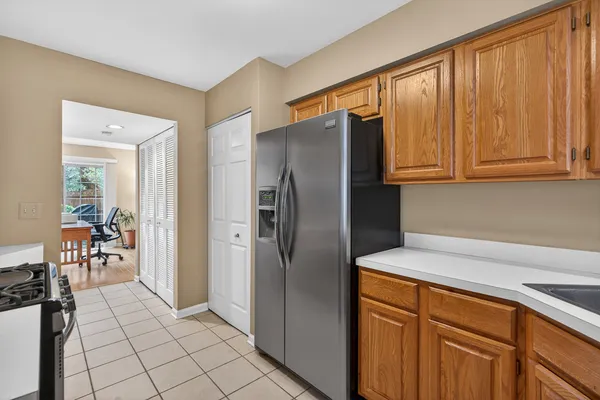 $349,900 | 330 Stillwater Court, Unit 330, Wauconda, IL 60084
