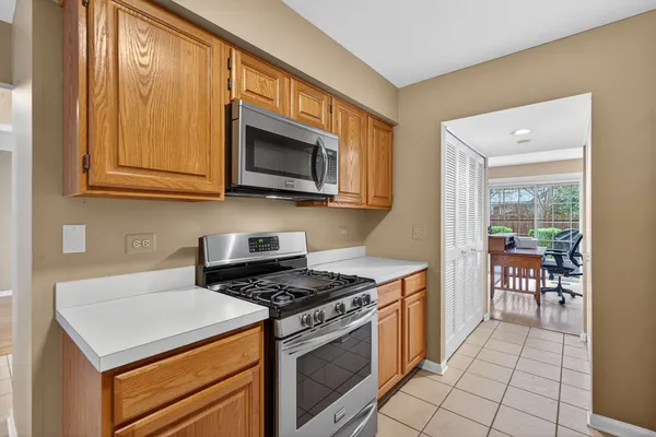 $349,900 | 330 Stillwater Court, Unit 330, Wauconda, IL 60084