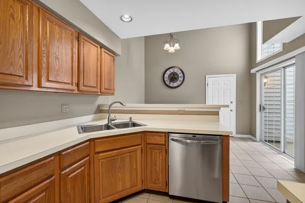 $349,900 | 330 Stillwater Court, Unit 330, Wauconda, IL 60084