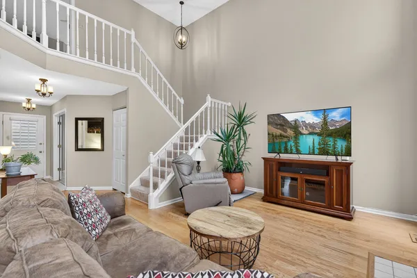 $349,900 | 330 Stillwater Court, Unit 330, Wauconda, IL 60084