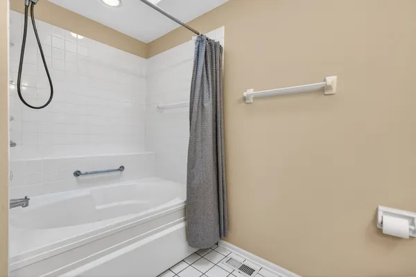 $349,900 | 330 Stillwater Court, Unit 330, Wauconda, IL 60084
