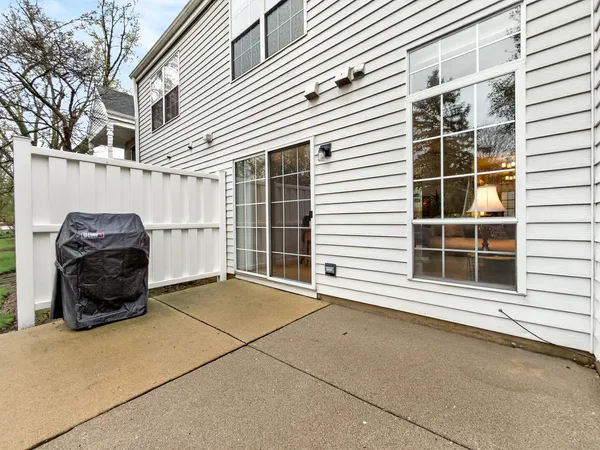 $349,900 | 330 Stillwater Court, Unit 330, Wauconda, IL 60084