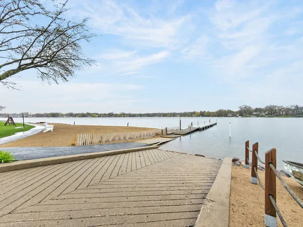 $349,900 | 330 Stillwater Court, Unit 330, Wauconda, IL 60084