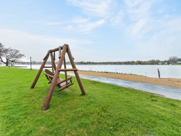 $349,900 | 330 Stillwater Court, Unit 330, Wauconda, IL 60084