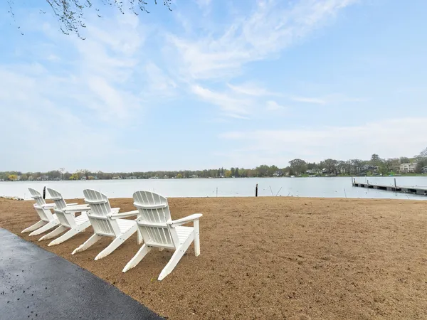 $349,900 | 330 Stillwater Court, Unit 330, Wauconda, IL 60084