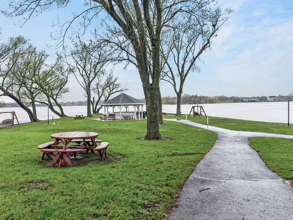 $349,900 | 330 Stillwater Court, Unit 330, Wauconda, IL 60084